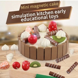 Pastel de fiesta de cumpleaños: comida de juguete de madera con aderezos para mezclar y combinar