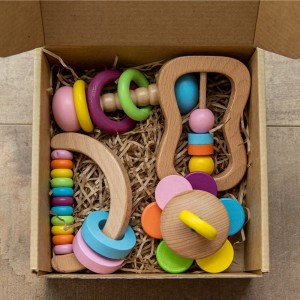 4 قطعة مجموعة خشخيشة أطفال ملونة عضوية آمنة للطعام مصنوعة من الخشب وسوار عضاضة مجموعة مونتيسوري للأطفال الصغار متعددة الألوان