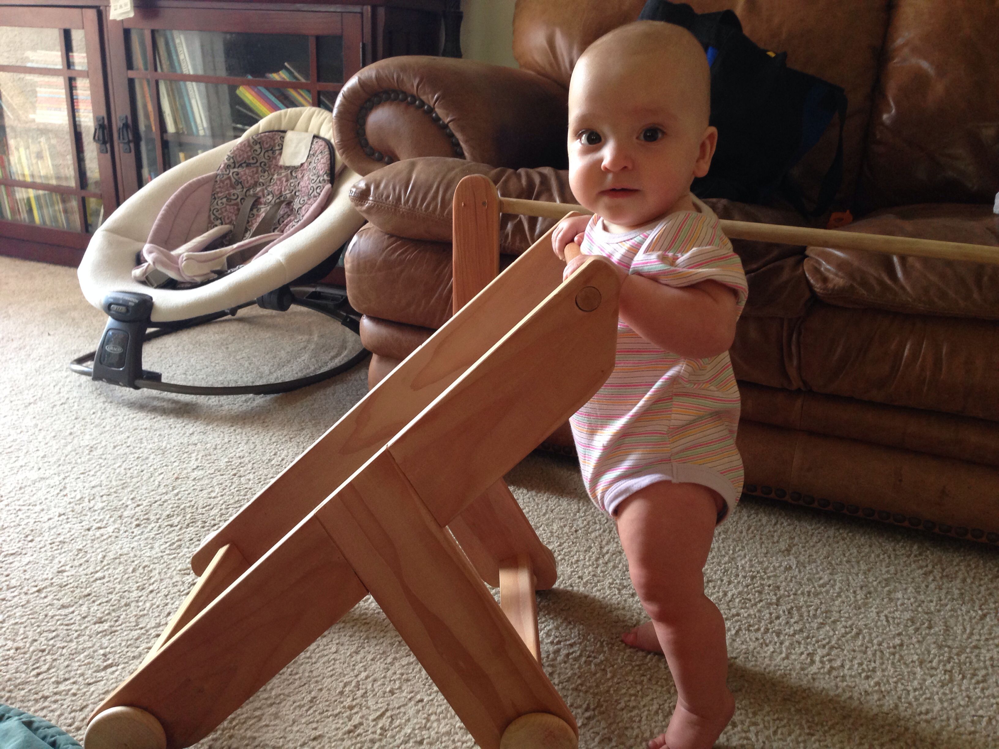 木制婴儿学步车